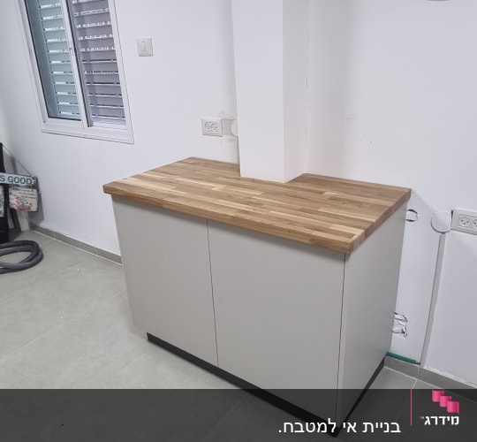 ארון עץ עם משטח עבודה בחדר פנימי
